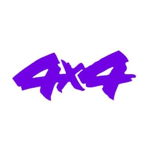 Può includere: Grafica 4x4 viola su sfondo bianco. I numeri sono stilizzati con un effetto pennellata, suggerendo movimento o robustezza. Il design è semplice ma audace, per adesivi per veicoli o abbigliamento.