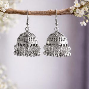 Small unique Jhumki, Traditional Asian jewelry.einzigartige leichte Ohrringe