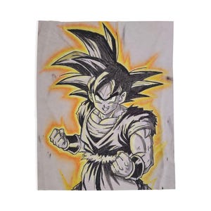 Puede incluir: Ilustración dibujada a mano de un personaje con cabello negro puntiagudo y expresión decidida. El personaje viste un atuendo oscuro con muñequeras negras, sobre un fondo de aura de energía amarilla y naranja. La obra está sobre un fondo blanco roto texturizado.