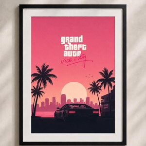 Op de afbeelding: Een ingelijste poster met een roze en oranje zonsondergang boven een stadssilhouet met palmbomen en een sportwagen op de voorgrond. De tekst Grand Theft Auto Vice City staat in wit en roze in het midden van de afbeelding boven de horizon.