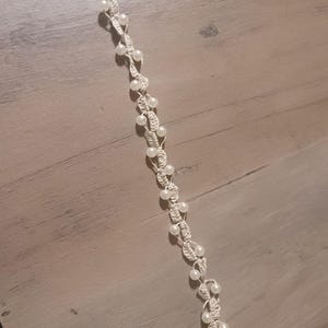 Op de afbeelding: Een witte keramische mok met een zwart handvat en de tekst "But First, Coffee" in een vetgedrukte, zwarte letter. De mok staat tegen een vage achtergrond, wat een gezellige setting suggereert.