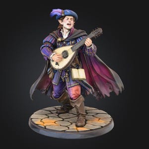 Puede incluir: Figura de un bardo masculino tocando un laúd, vestido con un atuendo morado y azul con un sombrero con plumas y una capa fluida. La figura está sobre una base de piedra, con un libro abierto. El laúd es de color crema.