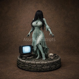 Puede incluir: Estatua de una figura con largo cabello negro y un vestido fluido y rasgado. La figura se alza sobre una base de piedra con un pequeño televisor, una calavera y el texto "Assets and Scripts".