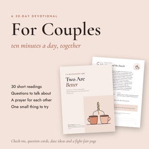 Può includere: Un devozionale di 30 giorni per coppie intitolato Two Are Better, che include letture, domande di discussione, preghiere e attività. La copertina mostra due tazze e un disegno a linee su uno sfondo rosa chiaro.