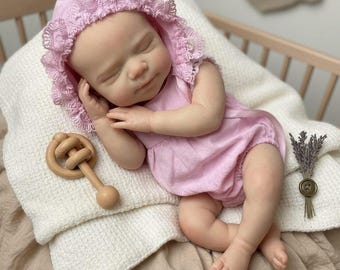 Reborn Baby Puppe | Rosa Spitze Mütze & Outfit | Lebensechtes Sammlerstück | Perfektes Duschgeschenk