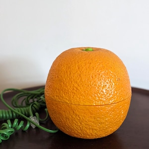 Orange frukt-nyhetstelefon – 1970-talets retro-kitschiga heminredning