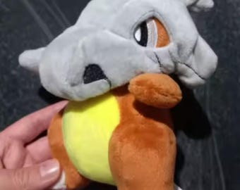 Uroczy pluszowy zwierzak Cubone – miękki pluszak inspirowany Pokémonami, kolekcjonerski prezent kawaii dla graczy i fanów anime, 16 cm