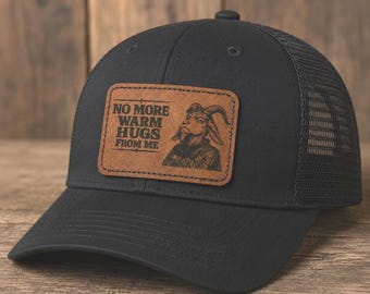 Dungeon Crawler Carl Trucker Hat Prepotente No More Warm Hugs – Leatherette Patch, Classic Fit