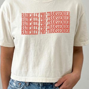 Camiseta Boxy Radicalmente Pró-Transgênero com Texto Repetido e Cores Confortáveis | Camiseta com Estampa Gráfica do Orgulho dos Direitos Trans, Presentes para Aliados LGBTQIA+, Presentes para Ela