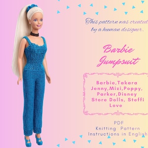 Op de afbeelding: Een pop met lang blond haar draagt een blauwe gehaakte jumpsuit en bijpassende blauwe schoenen. De tekst luidt: This pattern was created by a human designer. Barbie Jumpsuit. Barbie, Takara Jenny, Mizi, Poppy, Parker, Disney Store Dolls, Steffi Love. PDF Knitting Pattern Instructions in English.