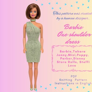 Puede incluir: Una muñeca de pelo castaño con un vestido de punto verde claro de un solo hombro y una gargantilla a juego. Texto: This pattern was created by a human designer. Barbie One shoulder dress. Barbie, Takara Jenny, Mizi, Poppy, Parker, Disney Store Dolls, Steffi Love. PDF Knitting Pattern Instructions in English.