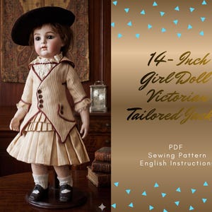 Peut inclure: Une poupée de 35,5 cm vêtue d'une veste et d'une jupe de style victorien, avec un chapeau noir. La tenue est beige avec des bordures et des boutons bordeaux. L'image comprend le texte "14-Inch Girl Doll Victorian Tailored Jacket".