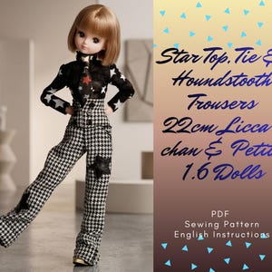 Può includere: Una bambola indossa un top nero a stelle e pantaloni a pied de poule. L'outfit della bambola include una cravatta nera con una stella rossa. I pantaloni sono bianchi e neri con un motivo a pied de poule. L'immagine include anche del testo.