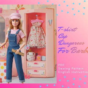 Könnte beinhalten: Eine Barbie-Puppe trägt ein rosa gestreiftes T-Shirt, eine Jeans-Latzhose und eine rosa Kappe, hält eine Schere und ein Lineal. Die Puppe steht vor einem rosa Kleiderschrank mit einem geblümten Kleid. Der Text lautet "T-shirt Cap Dungarees For Barbie".
