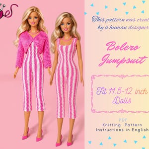 Könnte beinhalten: Zwei blonde Puppen in passenden gehäkelten Jumpsuits mit rosa-weißen Streifen. Eine Puppe trägt einen passenden rosa gehäkelten Bolero. Text: This pattern was created by a human designer. Bolero Jumpsuit. Fit 11.5-12 inch Dolls. PDF Knitting Pattern.