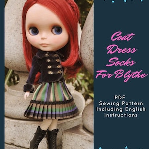 Op de afbeelding: Een pop met rood haar en blauwe ogen, gekleed in een zwarte jas met gouden knopen, een gestreepte rok en zwarte laarzen. De afbeelding bevat de tekst: "Coat Dress Socks For Blythe" en "PDF Sewing Pattern Including English Instructions."