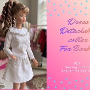 Peut inclure: Une poupée Barbie vêtue d'une robe blanche avec un col amovible. La robe a des manches longues et des perles décoratives. Le texte de l'image indique : "Dress Detachable collar For Barbie" et "PDF Sewing Pattern English Instructions."