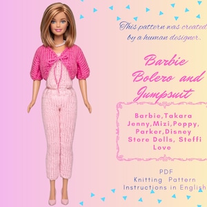 Può includere: Una bambola indossa un bolero lavorato a maglia rosa acceso e una tuta lavorata a maglia rosa chiaro. Il testo recita: This pattern was created by a human designer. Barbie Bolero and Jumpsuit. Barbie, Takara Jenny, Mizi, Poppy, Parker, Disney Store Dolls, Steffi Love. PDF Knitting Pattern Instructions in English.