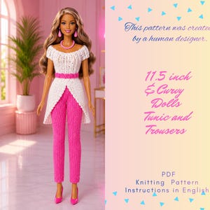 Può includere: Una bambola indossa una tunica bianca lavorata a maglia con spalle scoperte e pantaloni lavorati a maglia rosa acceso con cintura abbinata. Il testo recita: This pattern was created by a human designer. 29,2 cm & Curvy Dolls Tunic and Trousers. PDF Knitting Pattern Instructions in English.