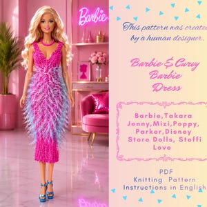 Può includere: Una bambola bionda indossa un abito rosa senza maniche al ginocchio con un rivestimento di frange blu e rosa testurizzate. Il testo recita: This pattern was created by a human designer. Barbie & Curvy Barbie Dress. Barbie, Takara, Jenny, Mizi, Poppy, Parker, Disney Store Dolls, Steffi Love. PDF Knitting Pattern Instructions in English.