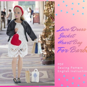 Puede incluir: Una muñeca Barbie con un vestido de encaje blanco, una chaqueta negra y una diadema roja, sosteniendo una bolsa roja en forma de corazón y bolsas de compras. La imagen incluye el texto "Lace Dress Jacket Heart Bag For Barbie".