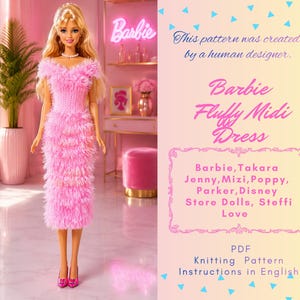 Può includere: Una bambola bionda indossa un abito midi rosa soffice con scollo a spalle scoperte. Il testo recita: This pattern was created by a human designer. Barbie Fluffy Midi Dress. Barbie, Takara Jenny, Mizi, Poppy, Parker, Disney Store Dolls, Steffi Love. PDF Knitting Pattern Instructions in English.