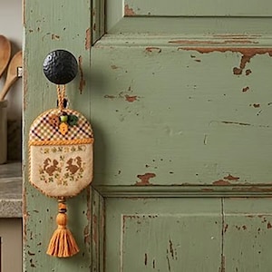 Totally Nuts deurknophanger - pdf-borduurwerk herfst - decor eekhoorn en eikel - tussennaald (pdf-download)