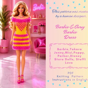 Può includere: Una bambola bionda indossa un vestito giallo e rosa con spalle scoperte e un motivo a frange testurizzato. Il testo a destra recita: This pattern was created by a human designer. Barbie & Curvy Barbie Dress. Barbie, Takara, Jenny, Mizi, Poppy, Parker, Disney Store Dolls, Steffi Love. PDF Knitting Pattern Instructions in English.