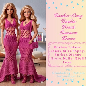 Puede incluir: Dos muñecas Barbie con vestidos de verano de ganchillo magenta a juego. Los vestidos tienen un corpiño con cuello en V con un diseño de celosía y una falda de estilo sirena. La imagen incluye texto que dice "Barbie-Curvy Barbie Beach Summer Dress".