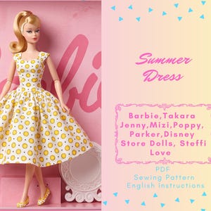 Puede incluir: Una muñeca con un vestido de verano blanco con estampados de sol amarillo. El vestido tiene un corpiño ajustado y una falda amplia. La muñeca lleva zapatos amarillos con diseños de sol a juego. El fondo es rosa con la palabra "Barbie".