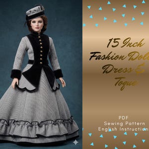Könnte beinhalten: Eine 38 cm große Modepuppe in einem grau-schwarzen Kleid und Hut. Das Kleid hat einen langen Rock mit Rüschen und ein schwarzes Samtkorsett. Der Hut ist grau mit einer Feder. Der Text "15 Inch Fashion Dolls Dress & Togue" ist ebenfalls vorhanden.