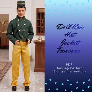 Peut inclure: Une poupée vêtue d'une veste verte à boutons dorés, d'un pantalon jaune et d'un chapeau assorti. La poupée se tient devant un fond dégradé bleu et violet avec le texte "Doll Ken Hat Jacket Trousers".