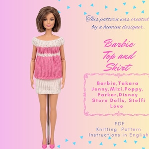 Può includere: Una bambola con capelli castani indossa un top lavorato a mano a spalle scoperte rosa e bianco e una gonna bianca. Il testo recita: This pattern was created by a human designer. Barbie Top and Skirt. Barbie, Takara Jenny, Mizi, Poppy, Parker, Disney Store Dolls, Steffi Love. PDF Knitting Pattern Instructions in English.
