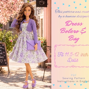 Könnte beinhalten: Eine Puppe trägt ein weißes Kleid mit violettem Blumenmuster, einen violetten Bolero und violette Sandalen und hält eine violette Umschlagtasche. Der Text lautet: This pattern was created by a human designer. Dress Bolero & Bag. Fit 29-30 cm Dolls. PDF Sewing Pattern Instructions in English.