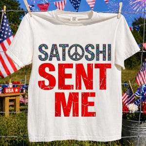 Könnte beinhalten: Ein cremefarbenes Kurzarm-T-Shirt mit dem Text SATOSHI SENT ME. Das Wort SATOSHI ist in einem bunten, edelsteinartigen Muster gedruckt, wobei ein Friedenszeichen den Buchstaben O ersetzt. Die Wörter SENT ME sind in großen, rissigen roten Buchstaben.