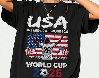 TeeUSA Coupe du Monde de Football 2026 PNG : Illustration de joueur champion, vêtements pour fans de football américain, design sportif patriotique (téléchargement numérique)