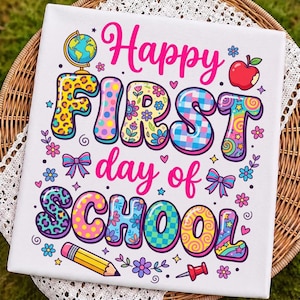 Könnte beinhalten: Eine weiße quadratische Leinwand mit dem bunten Text Happy FIRST day of SCHOOL. Die Buchstaben sind mit verschiedenen Mustern wie Leopardenmuster, Punkten, Blumen, Karos und Wirbeln verziert. Illustrationen zeigen einen Globus, Apfel, Bleistift, Reißzwecke und Schleifen.