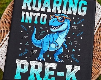 Rentrée en maternelle en fanfare (PNG) : Illustration mignonne de dinosaure pour la rentrée scolaire, T-shirt amusant pour le premier jour d'école maternelle (Téléchargement numérique)