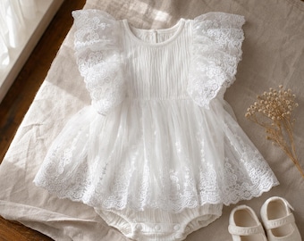 Pagliaccetto vestito bianco in pizzo con maniche a volant e gonna ricamata in cotone