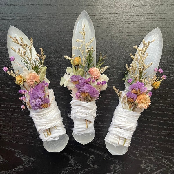 Poignard Athame en cristal de sélénite floral