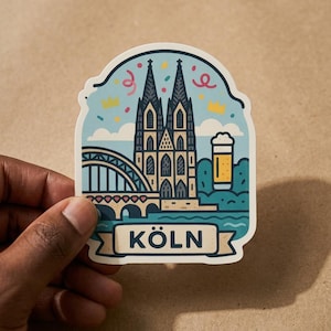 Könnte beinhalten: Ein gestanzter Aufkleber mit einer stilisierten Illustration des Kölner Doms, der Hohenzollernbrücke und einem Glas Bier vor hellblauem Himmel. Das Design enthält gelbe Kronen, rosa Konfetti und ein Banner am unteren Rand mit dem Schriftzug KÖLN.