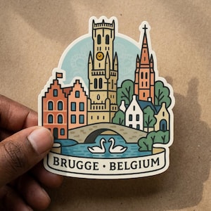 Pode incluir: Um adesivo recortado com uma ilustração colorida da paisagem urbana de Bruges, na Bélgica. O design inclui uma torre central alta, uma torre de igreja, edifícios históricos, uma ponte de pedra sobre um canal com dois cisnes brancos e o texto BRUGGE • BELGIUM.