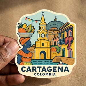 Puede incluir: Una pegatina troquelada con una colorida ilustración de Cartagena, Colombia. El diseño incluye a una persona llevando una cesta de frutas sobre la cabeza, una torre del reloj amarilla, arquitectura colonial con balcones y el texto CARTAGENA COLOMBIA.