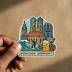Può includere: Un adesivo fustellato con un'illustrazione stilizzata dei monumenti di Monaco, un surfista su un'onda, un boccale di birra e un pretzel. Il design include il testo MÜNCHEN GERMANY in basso, in una tavolozza di colori blu, arancione, giallo e marrone.