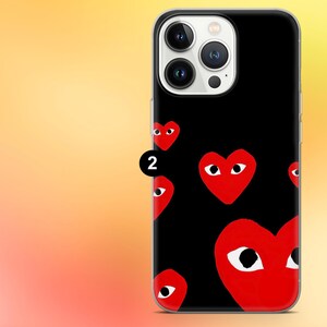 Op de afbeelding: Een witte keramische mok met een zwart handvat en de tekst "But First, Coffee" in een zwarte, handgeschreven lettertype. De mok staat op een wit oppervlak.