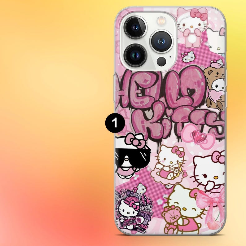 以下が含まれることがあります： ピンク色の携帯電話ケース。ハローキティのキャラクターと「HELLO KITTY」の文字がバブルフォントで描かれています。白い背景に、ハローキティの画像とリボンが繰り返されています。