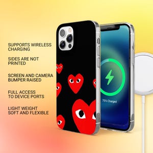 Op de afbeelding: Een set van drie keramische mokken met een gespikkelde, matte afwerking. Elke mok heeft een andere kleur: lichtblauw, cr&egrave;me en grijs. De mokken hebben een eenvoudig, modern ontwerp en een comfortabele handgreep.