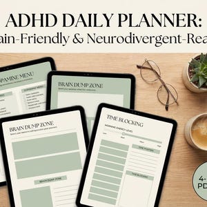 Op de afbeelding: Een set ADHD-dagplanners op tablets, met pagina's voor een dopamine-menu, een brain dump-zone en tijdblokkering. De tablets zijn gerangschikt op een houten oppervlak met een kopje koffie, een bril en een kleine potplant. De tekst op de afbeelding luidt "Brain-Friendly & Neurodivergent-Ready."