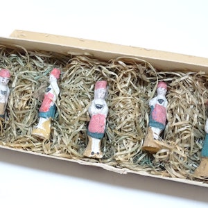 5 Antique Miniature German Hand Painted Composite Girl or Woman in Original Box, Vintage Toy for Putz or Nativity, US Zone Germany afbeelding 1