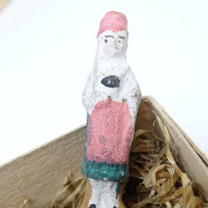 5 Antique Miniature German Hand Painted Composite Girl or Woman in Original Box, Vintage Toy for Putz or Nativity, US Zone Germany afbeelding 9